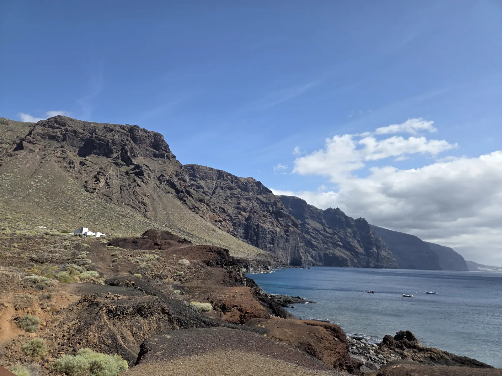 Costa rocosa de Punta de Teno con los acantilados de Los Gigantes al fondo